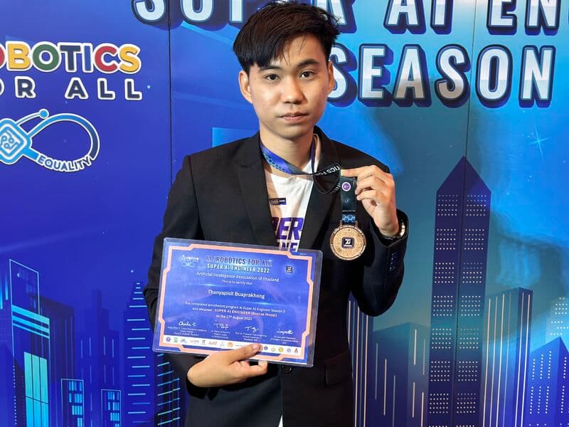 Thanyapisit holding a bronze medal and certificate from Super AI Engineer Season 3